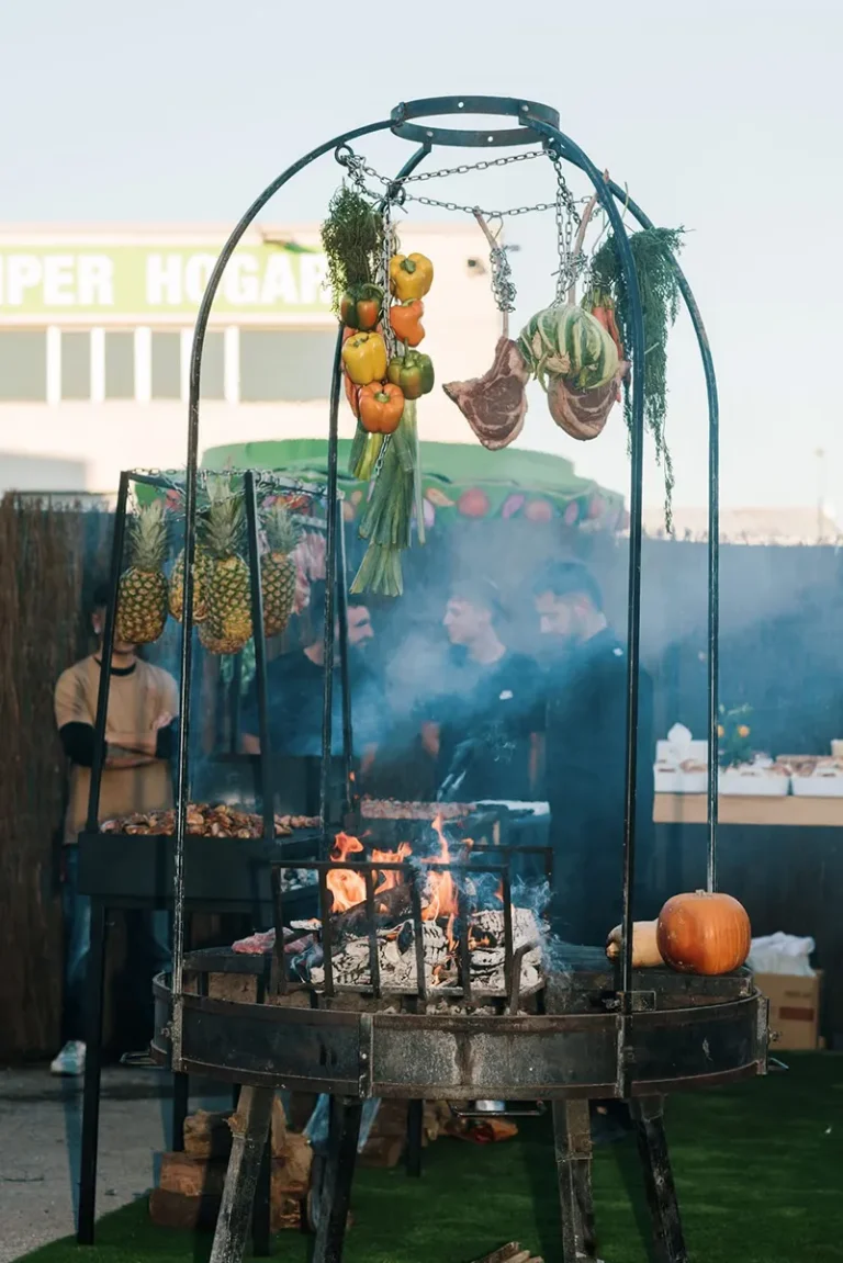 asador con carnes premium y verduras