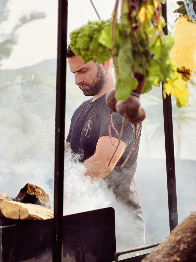 Martín Maschio preparando una costilla asada premium en las brasas